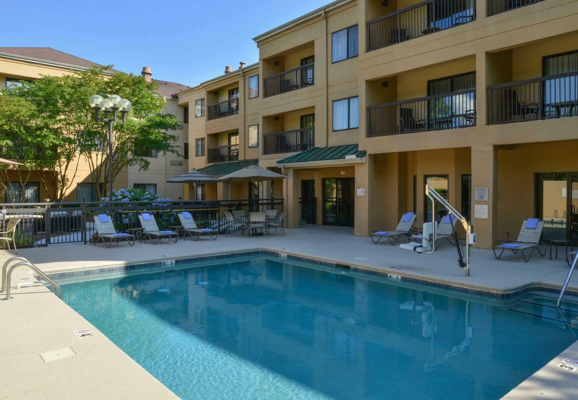 Courtyard By Marriott Charlotte Matthews Hotel Exterior photo